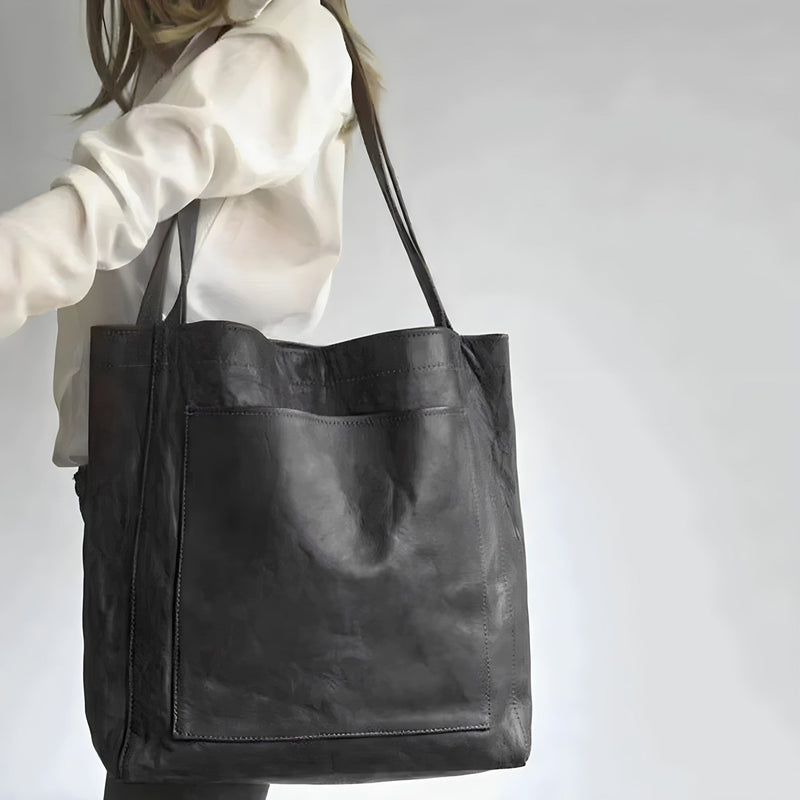 Frau mit großer schwarzer Ledertasche, modisch, elegant, Accessoire, Damenmode, Schultertasche