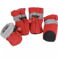 Rote Hundeschuhe mit grauem Fleece, rutschfeste Sohle, wetterfest, verstellbar.