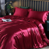 Rotes Seidensatin-Bettwäsche-Set auf Doppelbett, luxuriös, elegant, Schlafzimmer-Dekor.