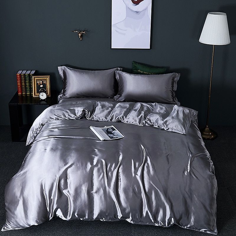 Graues Seidensatin-Bettwäsche-Set mit Kissen, luxuriöses Schlafzimmer-Dekor, modernes Design.