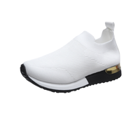 Weiße Sneaker aus Strickstoff, rutschfeste Sohle, goldene Akzente, modisch und bequem.