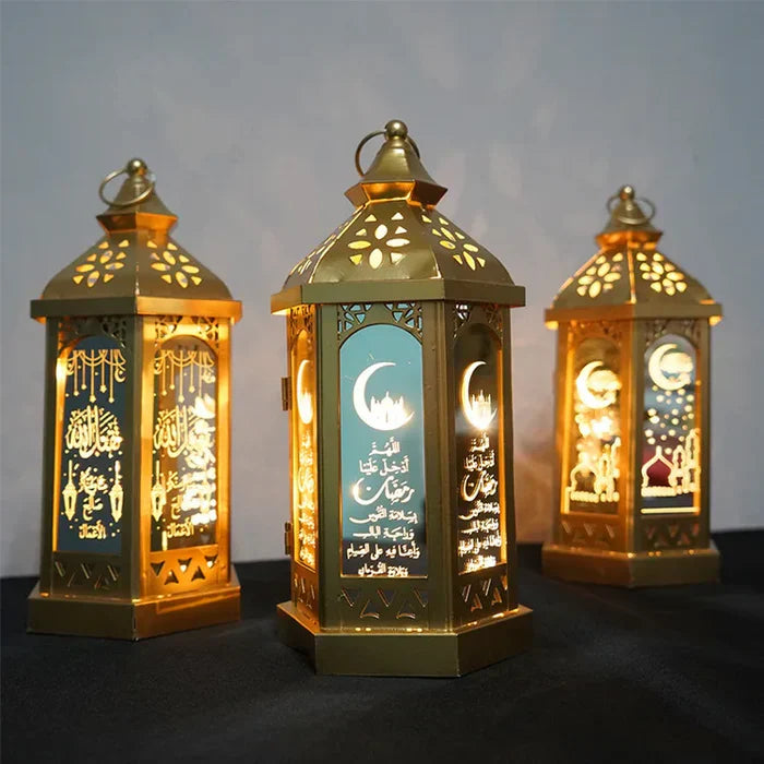 Goldene Ramadan-Laterne aus Schmiedeeisen mit islamischen Motiven, ideal für Eid-Dekoration.