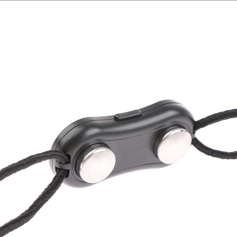 Schwarzer Nackenmassagegerät mit zwei silbernen Knöpfen und verstellbarem Band.