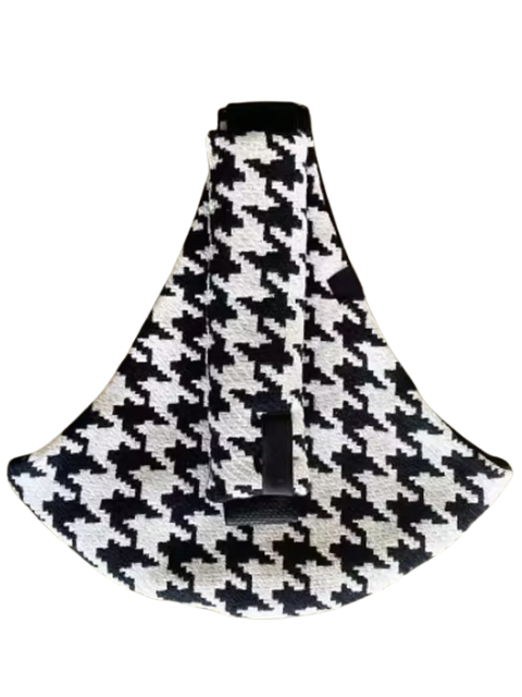 Schwarz-weiße Hahnentritt-Tasche, modisches Accessoire, Stoff, stilvoll, modern.