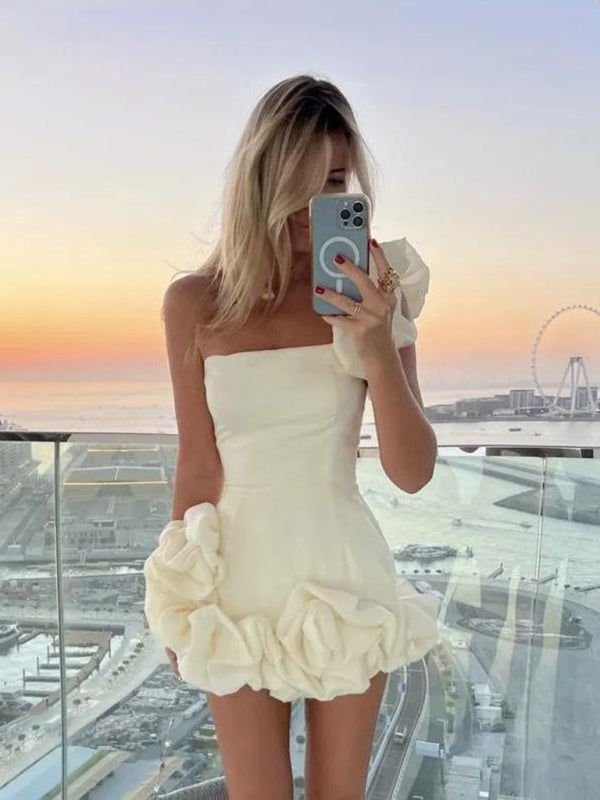 Frau in weißem Minikleid mit Rüschen, Selfie auf Balkon bei Sonnenuntergang, Stadtblick.