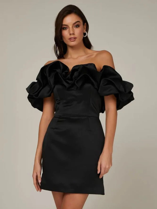 Schwarzes Satin-Kleid mit Rüschen, schulterfrei, elegantes Abendkleid für Damen.