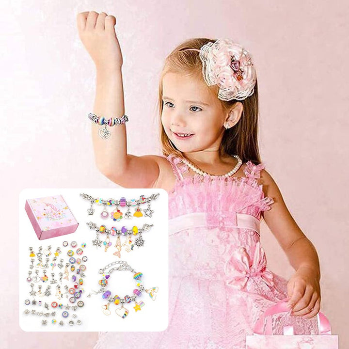 Mädchen in rosa Kleid mit Blumenarmband, Schmuckset, DIY-Kinderarmband, Geschenkbox.