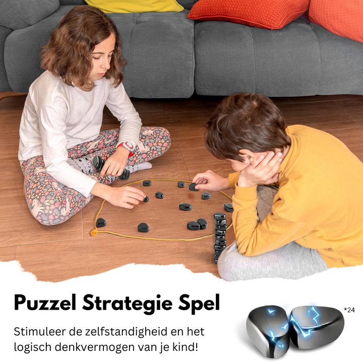 Zwei Kinder spielen auf dem Boden ein strategisches Puzzlespiel mit schwarzen Steinen.