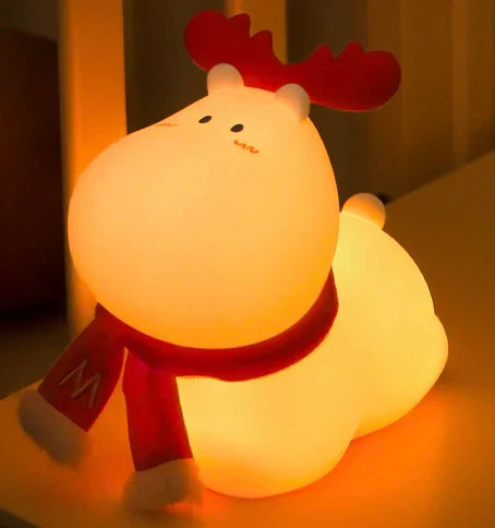 Niedliche Rentier-Nachtlampe, warmweißes LED-Licht, rotes Geweih und Schal, Kinderzimmer-Dekor.