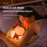 Frau schläft mit Rentier-Nachtlicht, LED, warmes Licht, ideal für Mütter, automatische Abschaltung.