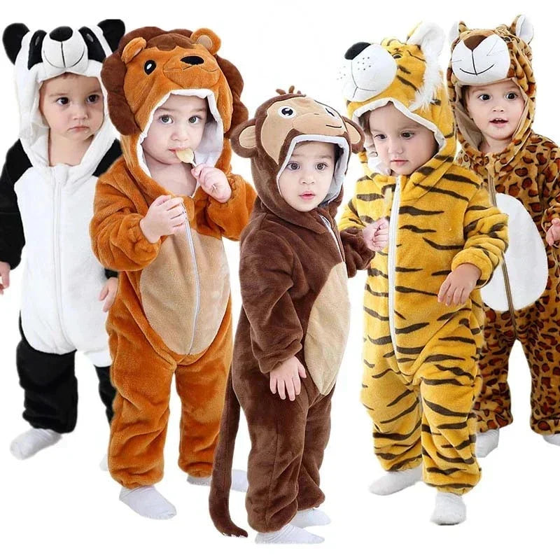 Kleinkinder in Tierkostümen: Panda, Löwe, Affe, Tiger, Leopard. Flauschige Baby-Verkleidungen.