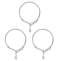 Drei silberne Armbänder mit Herzanhänger, Edelstahl, Schmuck für Damen, modisch.