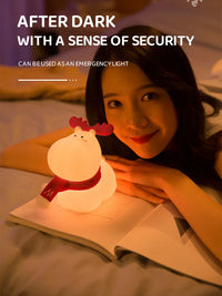 Frau mit Rentier-Nachtlicht auf Bett, warmes Licht, Notlicht, gemütliche Atmosphäre.