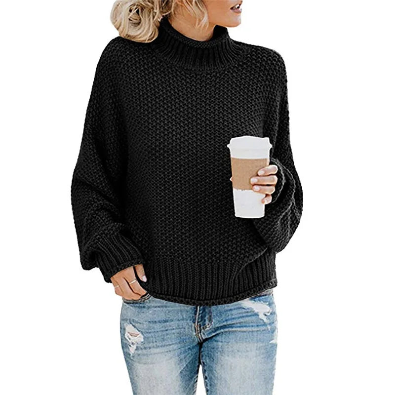 Frau in schwarzem Strickpullover mit Kaffeebecher, lässige Mode, Herbstoutfit, Damenbekleidung.