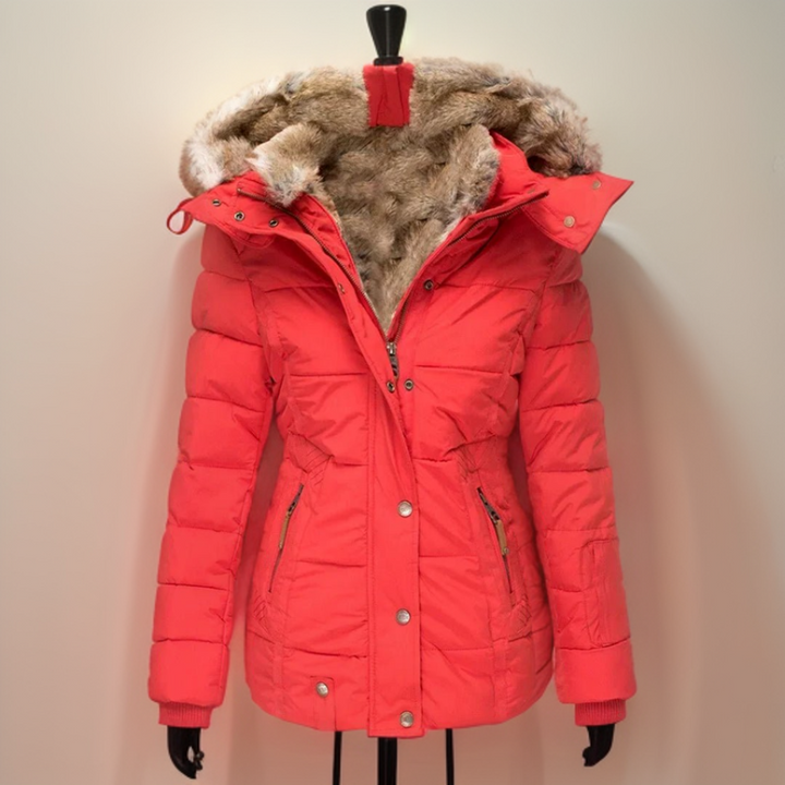 Rote Damen-Winterjacke mit Kunstfellkapuze, gesteppte Daunenoptik, warm und modisch.