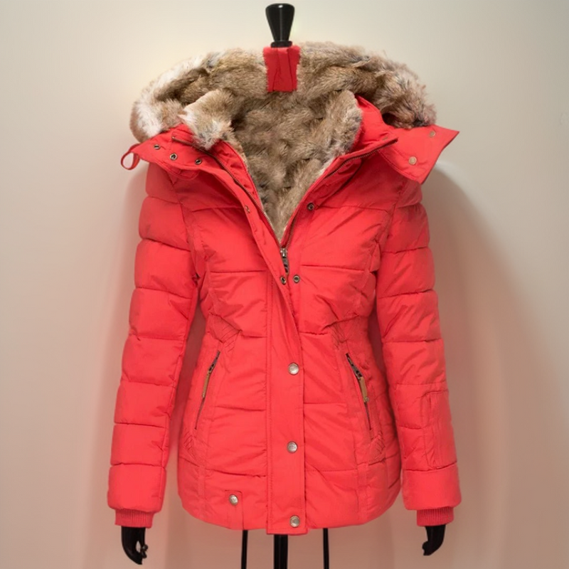 Rote Damen-Winterjacke mit Kunstfellkapuze, gesteppte Daunenoptik, warm und modisch.