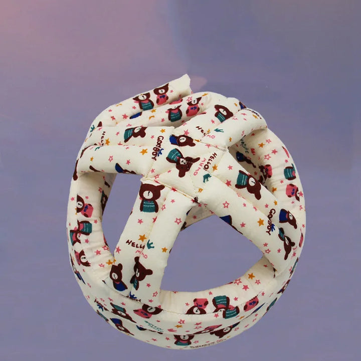 Weißer Baby-Greifball mit buntem Tiermuster, weiches Stoffspielzeug für Kleinkinder.