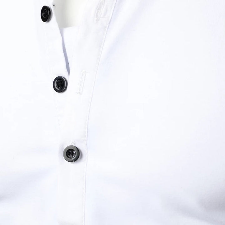 Weißes Herrenhemd mit schwarzen Knöpfen, Baumwolle, elegantes Design, Freizeitmode.