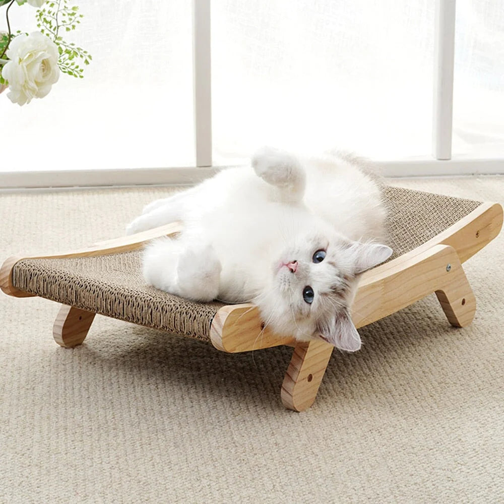 Weiße Katze auf Zen Kratzbett aus Holz und Sisal, ideal für Katzenpflege und Entspannung.