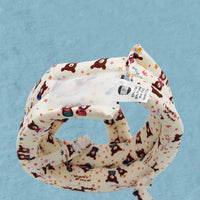 Weißer Baby-Stirnband mit Bärenmuster, Baumwolle, für Neugeborene, Hintergrund blau.