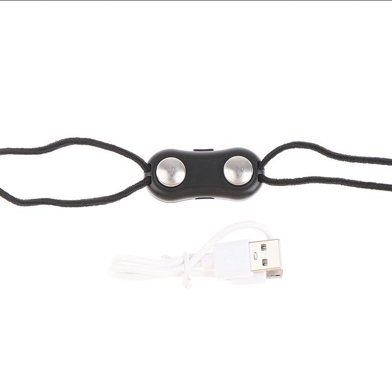 Schwarzes EMS-Gerät mit USB-Kabel, Fitness, Muskelstimulation, tragbar, kompakt.