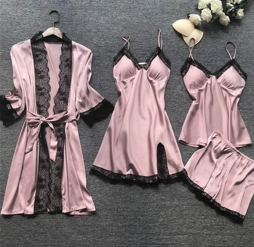 Rosa Satin-Nachtwäsche-Set mit Spitze, bestehend aus Morgenmantel, Nachthemd und Shorts.