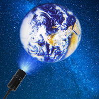 Projektor strahlt Erde im Weltraum an, blauer Hintergrund, LED-Licht, Astronomie-Thema.