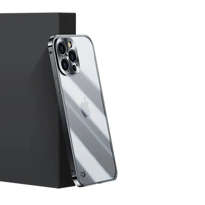 Silbernes Smartphone mit Dreifachkamera und Apple-Logo, schräg an schwarzer Box gelehnt.