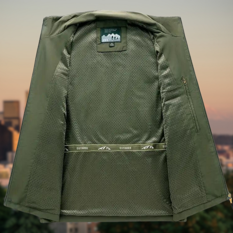 Grüne Outdoor-Jacke mit Netzfutter, geöffnet, vor städtischem Hintergrund.