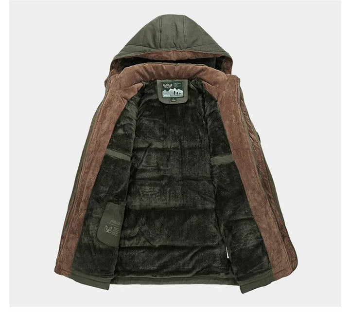 Grüne Herrenjacke mit Kapuze, braunem Innenfutter, warm, Wintermode, Outdoor-Bekleidung.