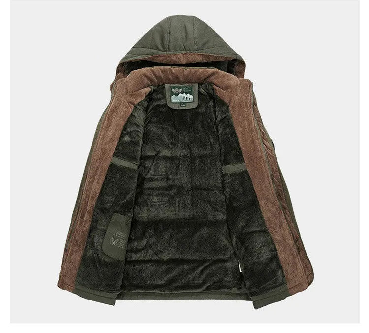 Grüne Herrenjacke mit Kapuze, braunem Innenfutter, warm, Wintermode, Outdoor-Bekleidung.