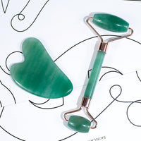 Grüner Jade-Gesichtsroller und Gua Sha Set, Massagewerkzeug, Hautpflege, Entspannung.