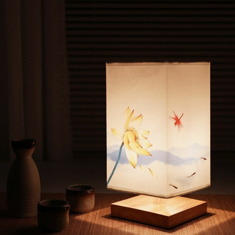 Japanische skandinavische Tischlampe, Lotusmotiv, Holzsockel, warmes Licht, Schlafzimmerbeleuchtung.