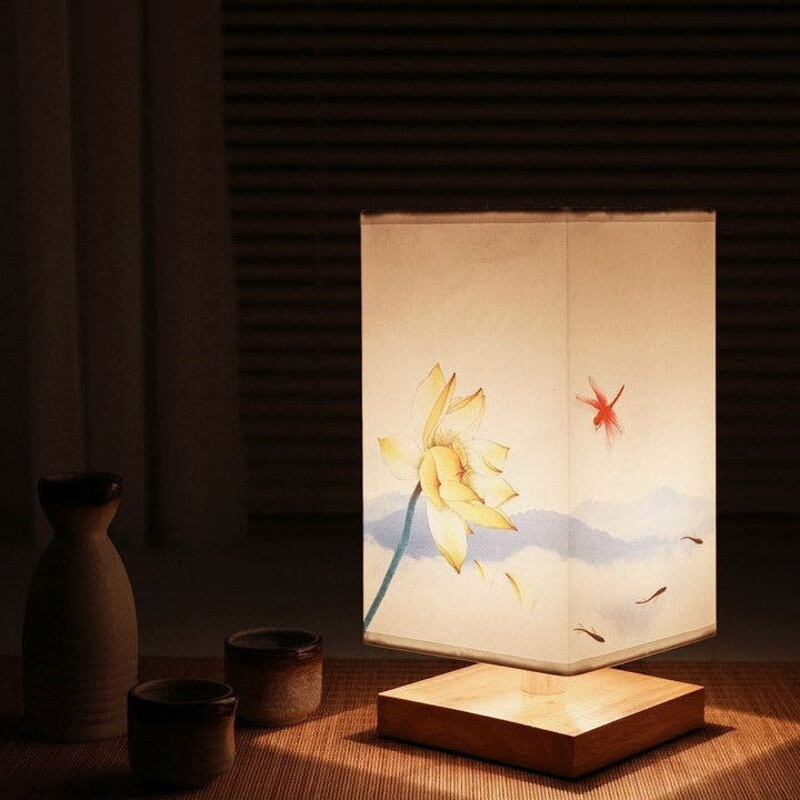 Japanische skandinavische Tischlampe, Lotusmotiv, Holzsockel, warmes Licht, Schlafzimmerbeleuchtung.