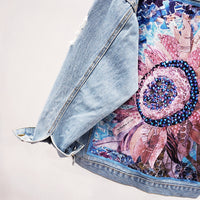 Jeansjacke mit floraler Paillettenverzierung, hellblau, modisch, Damenmode, Detailansicht.