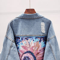 Jeansjacke mit buntem Blumenmuster, Pailletten, zerrissenen Details, Damenmode, Denim-Trend.