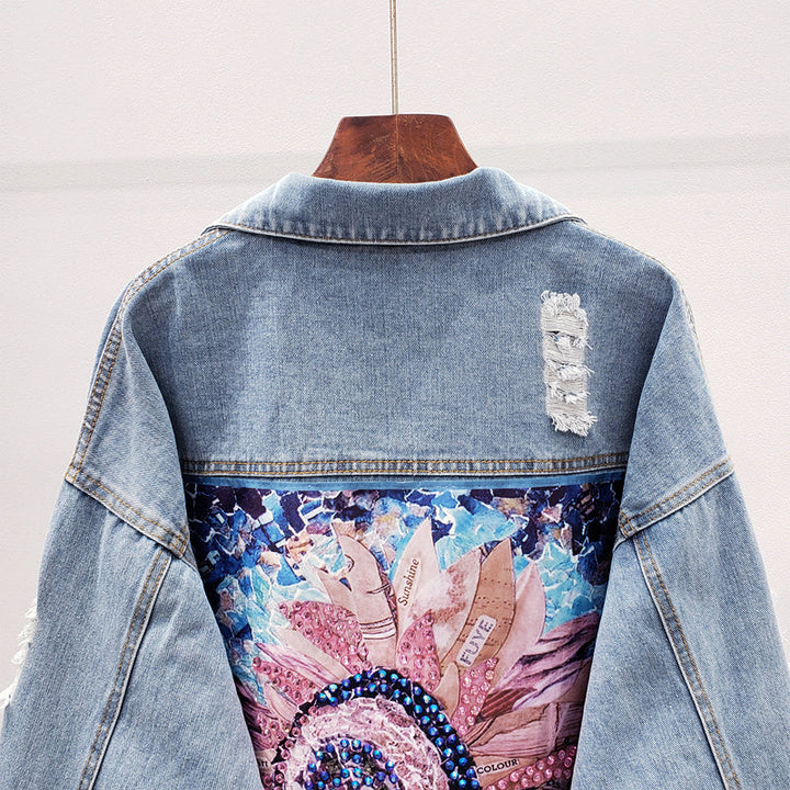 Jeansjacke mit buntem Blumenmuster, Pailletten, zerrissenen Details, Damenmode, Denim-Trend.