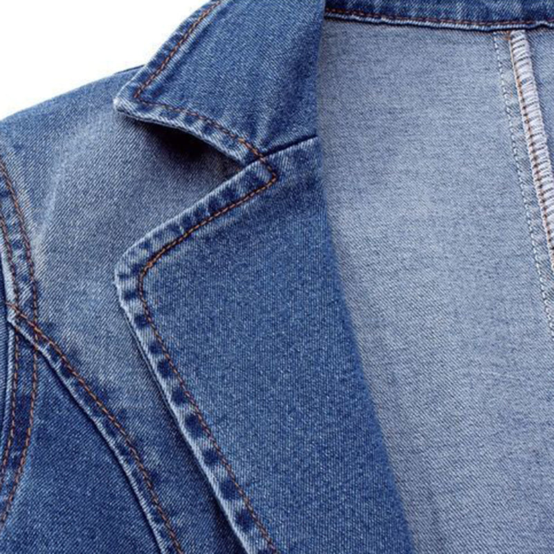 Nahaufnahme eines blauen Jeansjackenkragens, Denim-Stoff, modisches Design, robuste Nähte.