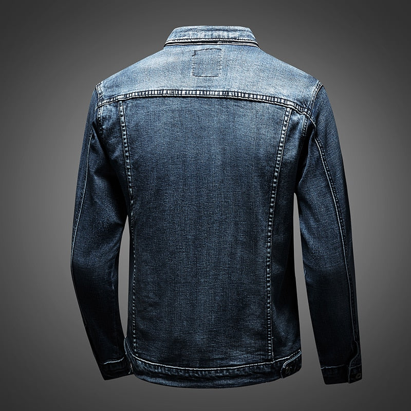 Dunkelblaue Jeansjacke aus Denim, Rückansicht, Herrenmode, lässiger Stil, robuste Verarbeitung.