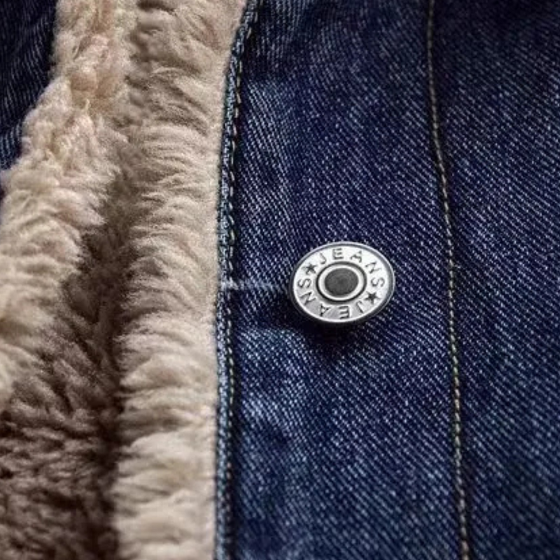 Jeansjacke mit Fellfutter und Metallknopf, blau, Wintermode, Herrenbekleidung.