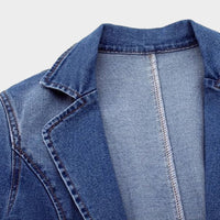 Blauer Jeansblazer aus Denim, Nahaufnahme, modisch, klassisch, robust, Freizeitkleidung.