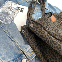 Leopardenmuster Tasche auf Jeansjacke mit transparentem Armband und Magazin.