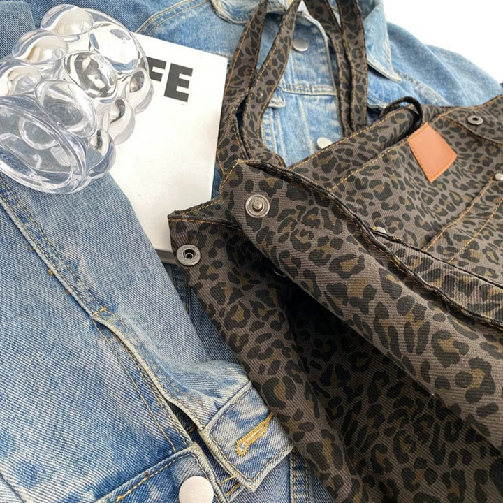 Leopardenmuster Tasche auf Jeansjacke mit transparentem Armband und Magazin.