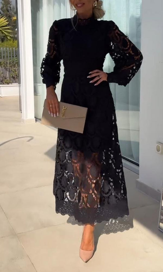 Elegantes schwarzes Spitzenkleid, langärmelig, mit beiger Clutch, Damenmode, Abendkleidung.