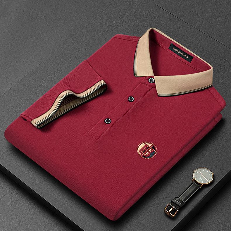 Bordeauxrotes Herren-Poloshirt mit beigem Kragen, Knopfleiste, gesticktem Logo, elegantes Design.
