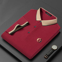 Bordeauxrotes Herren-Poloshirt mit beigem Kragen, Knopfleiste, gesticktem Logo, elegantes Design.