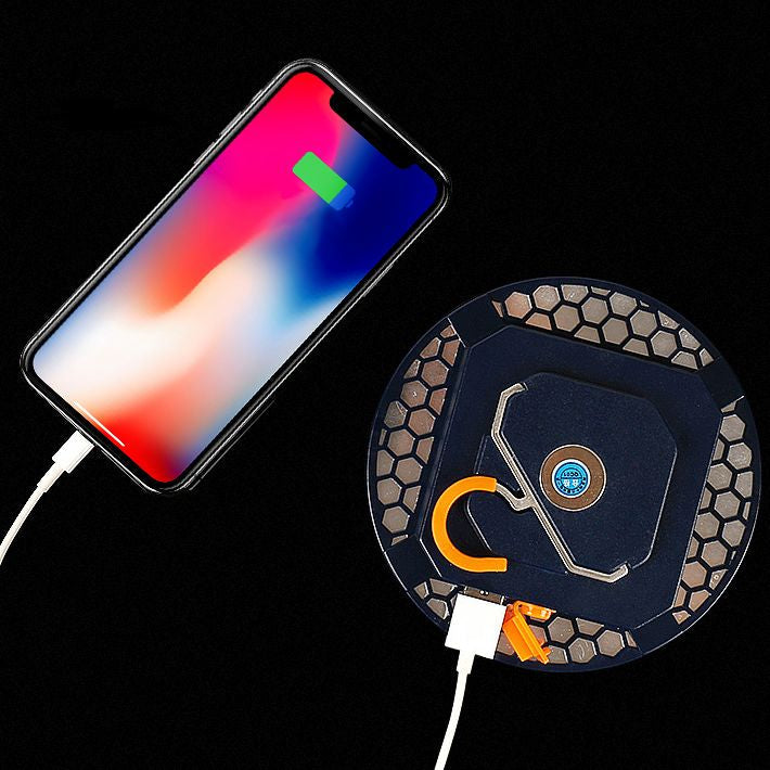 Schwarzes kabelloses Ladegerät mit Smartphone, USB-Anschluss, modernes Design, Schnellladung.