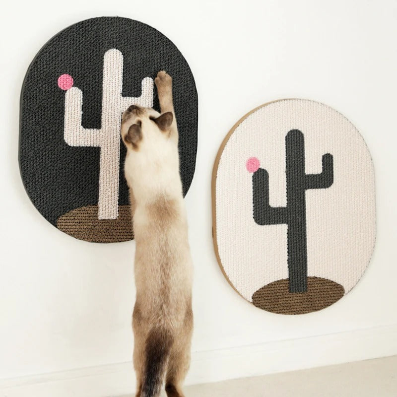 Katze kratzt an Kaktus-Kratzbrett, Wandmontage, Sisal, schwarz und beige, modernes Design.