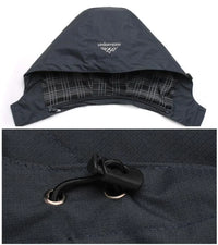 Schwarze Outdoor-Kapuzenjacke mit Kordelzug, kariertes Innenfutter, wetterfest.