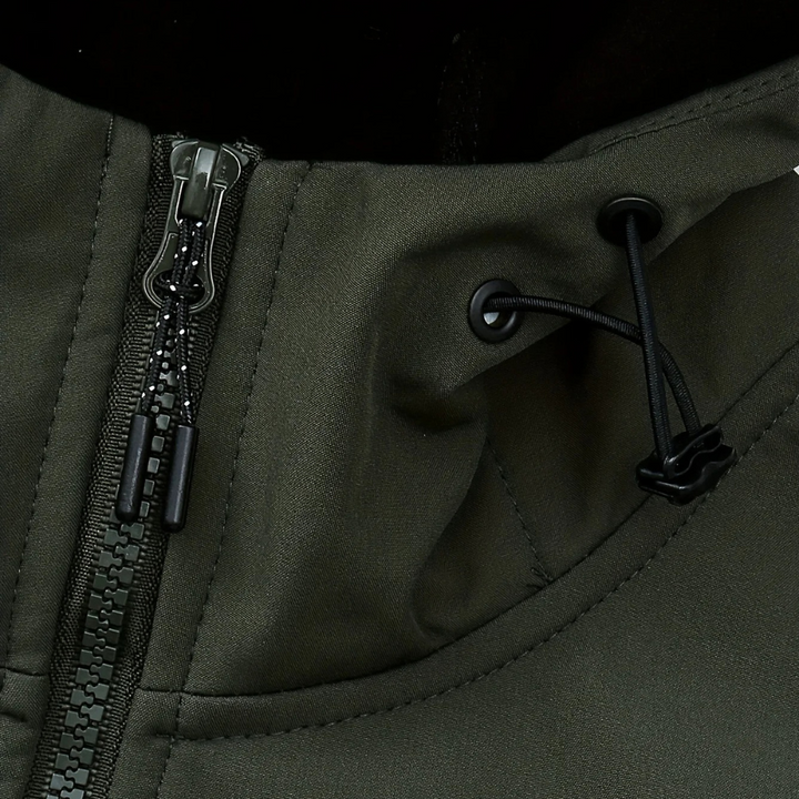 Grüne Herren-Casualjacke mit Kapuze, Reißverschluss und Kordelzug, modisch und funktional.